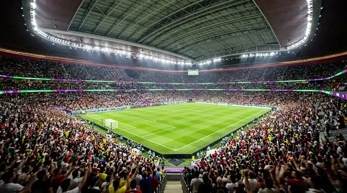 Stade de Coupe du Monde plein en soirée avant un grand huitième de finale, projecteurs allumés sur la pelouse