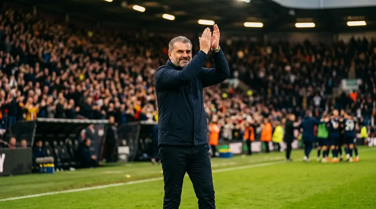 Entraîneur de football applaudissant son équipe au bord de la pelouse lors d'un grand match du soir
