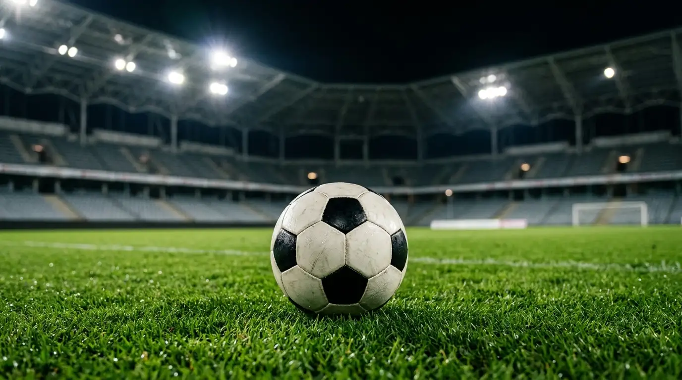 Ballon officiel de Coupe du Monde sur une pelouse impeccable sous les projecteurs