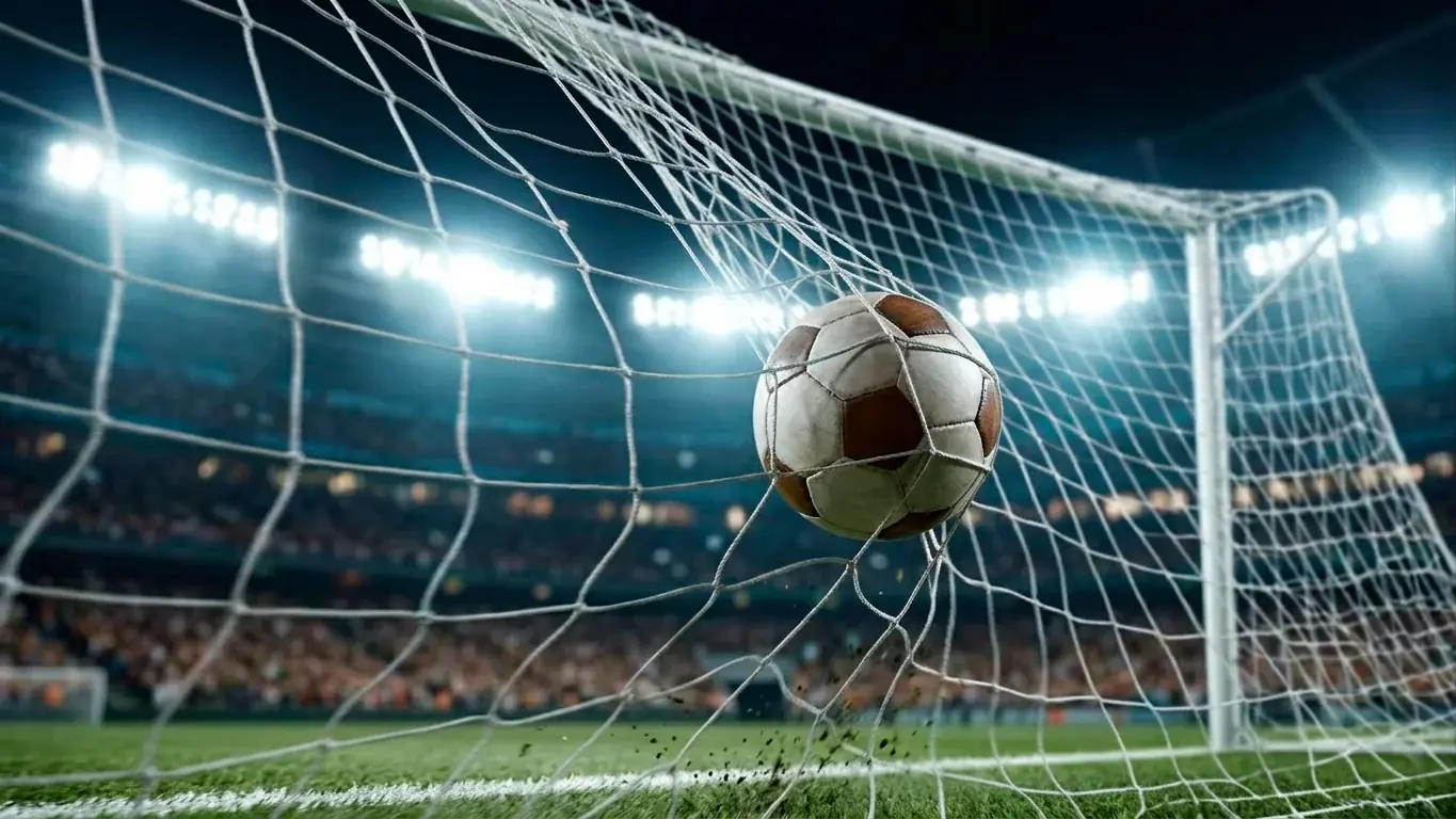 Ballon franchissant la ligne de but dans les filets, symbole de la course au meilleur buteur