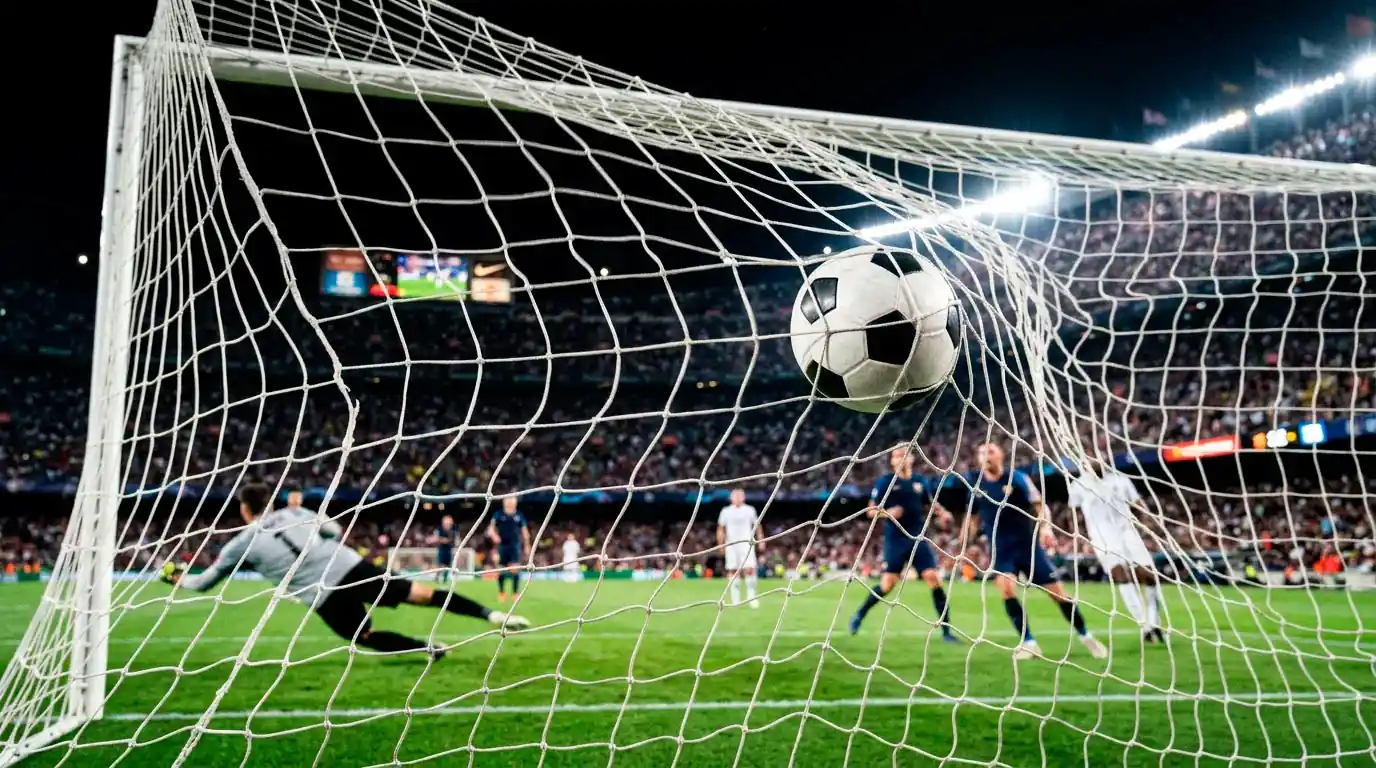 Ballon dans les filets d'un but de stade, symbole d'un duel offensif décisif