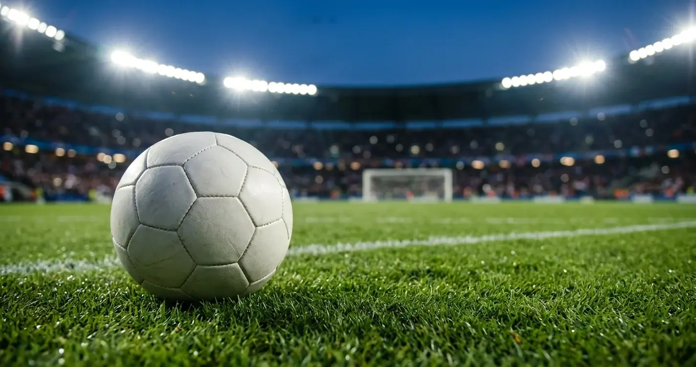 Ballon de football sur la pelouse d'un stade illuminé avant le coup d'envoi d'un match de Coupe du Monde