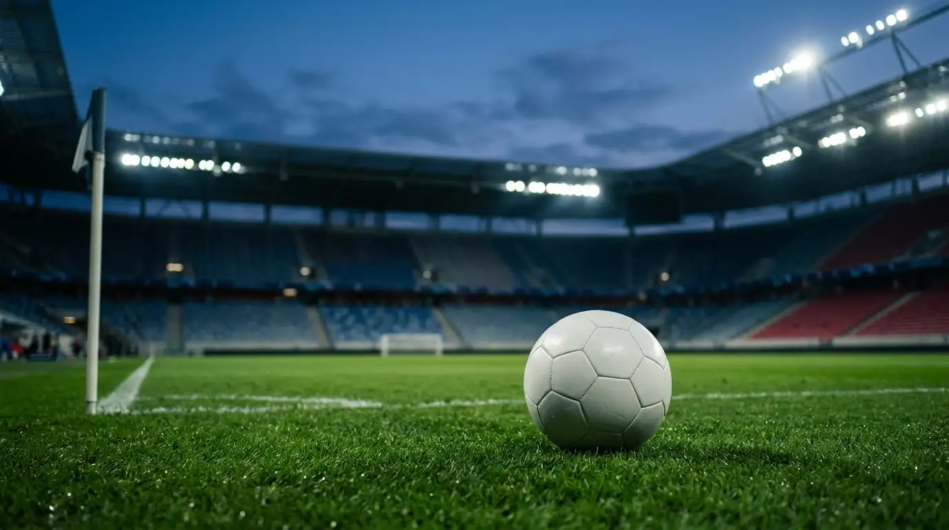 Ballon officiel posé sur la pelouse avant le coup d'envoi d'un huitième de finale