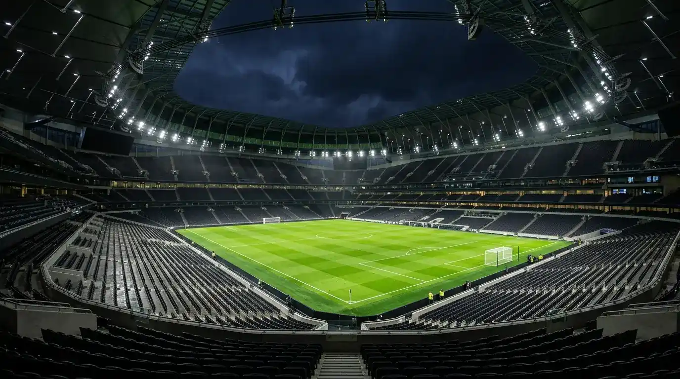 Pelouse d'un stade à toit rétractable illuminé pour un match en soirée
